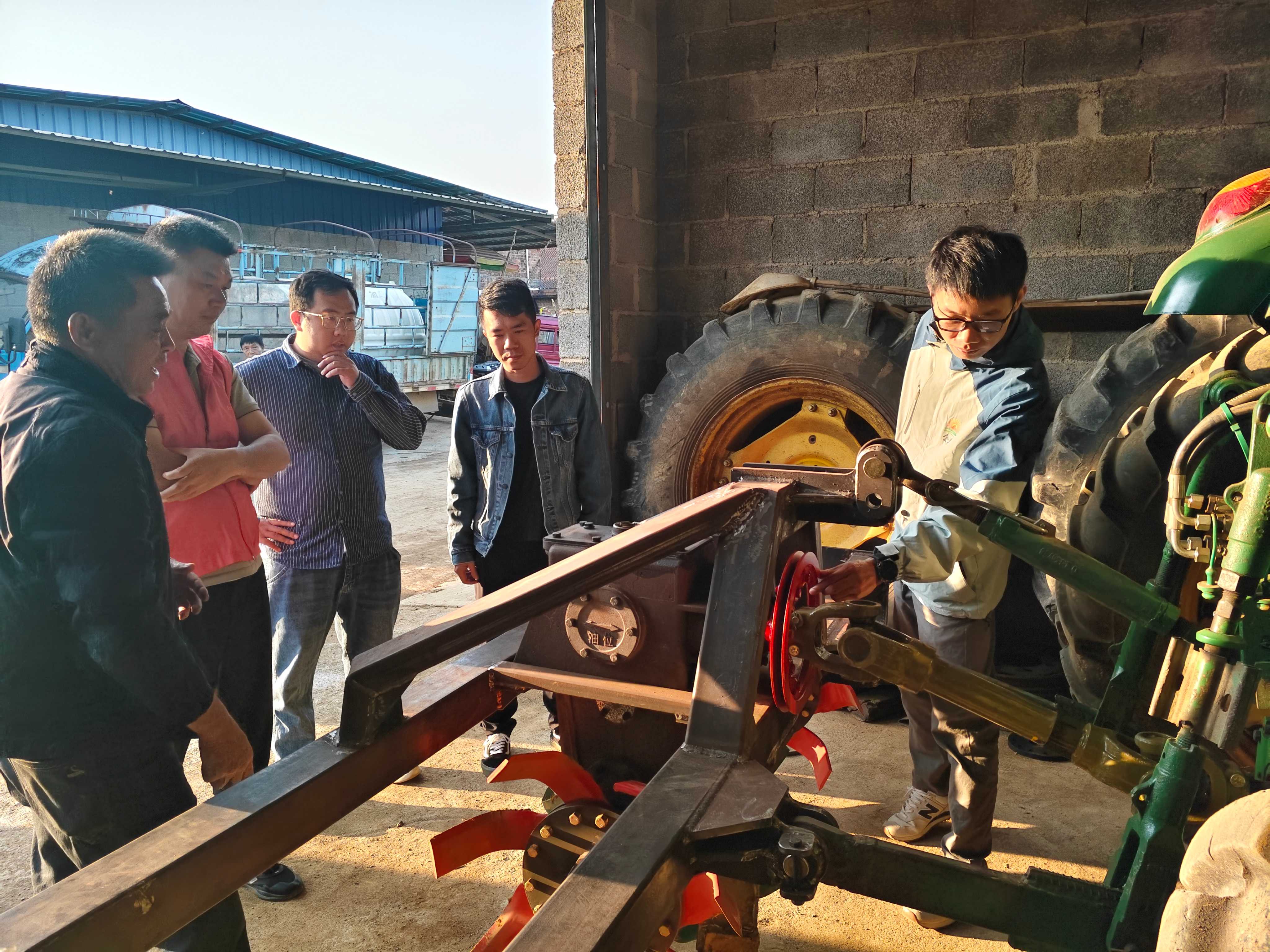 匠心在民間 生產(chǎn)有動力——雙甲黨支部走進職工農(nóng)機改造車間開展主題黨日活動